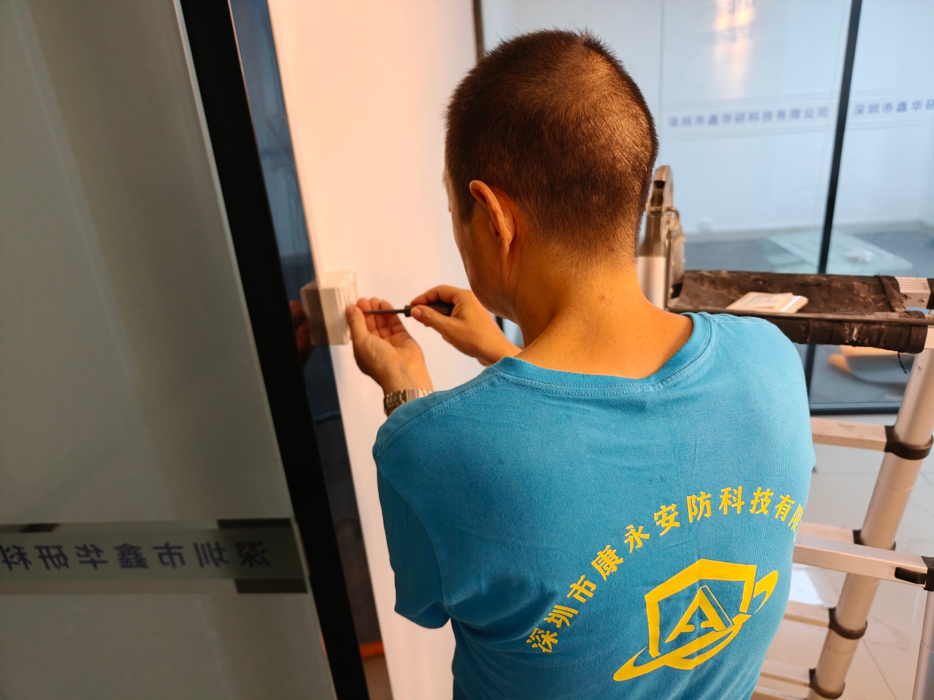 康永安防工程师在现场安装门禁读卡器